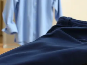 Jakie spodnie do niebieskiej koszuli?